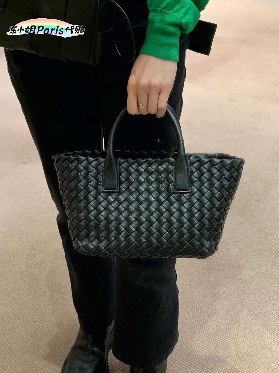 The vegetable basket has a long shoulder strap - commuting and fashionable. Black ready-made la